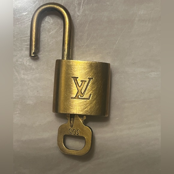 ***Authentic Louis Vuitton Lock and Key*** - Picture 4 of 5